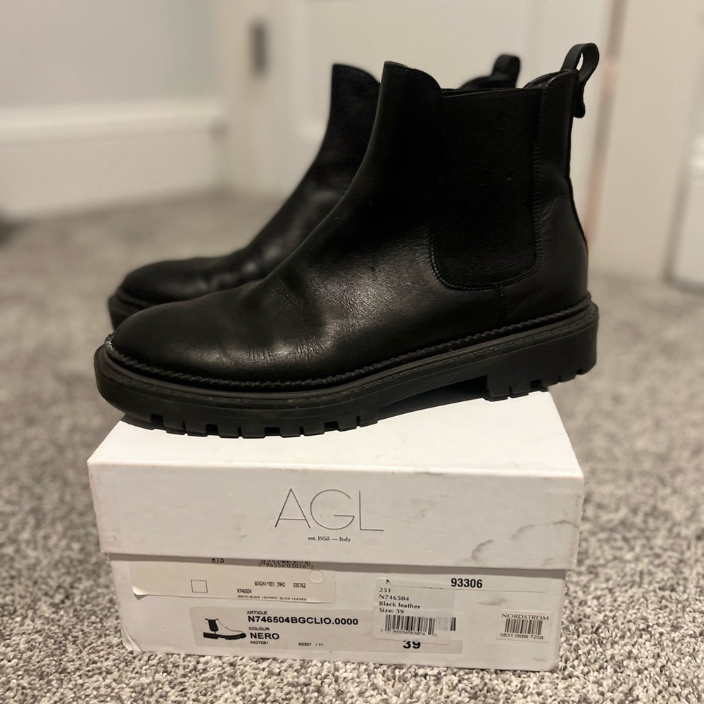 AGL Nero Leather Chelsea Boots